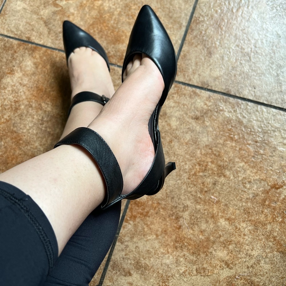 Tahari Black Heel